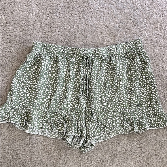 SHEIN Pants - SHEIN Curve Green Floral Shorts. Size:2XL. Gently Used.